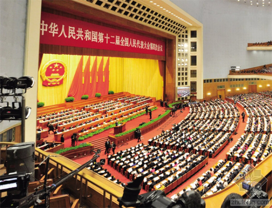 當(dāng)日上午，國務(wù)院總理李克強(qiáng)在會(huì)上做了2016年政府工作報(bào)告。